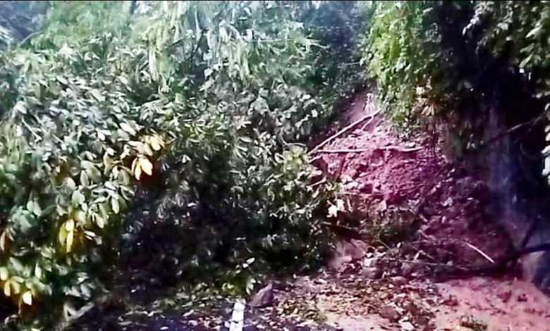Akses utama yang menghubungkan Cianjur dan Sindangbarang terputus total akibat longsor