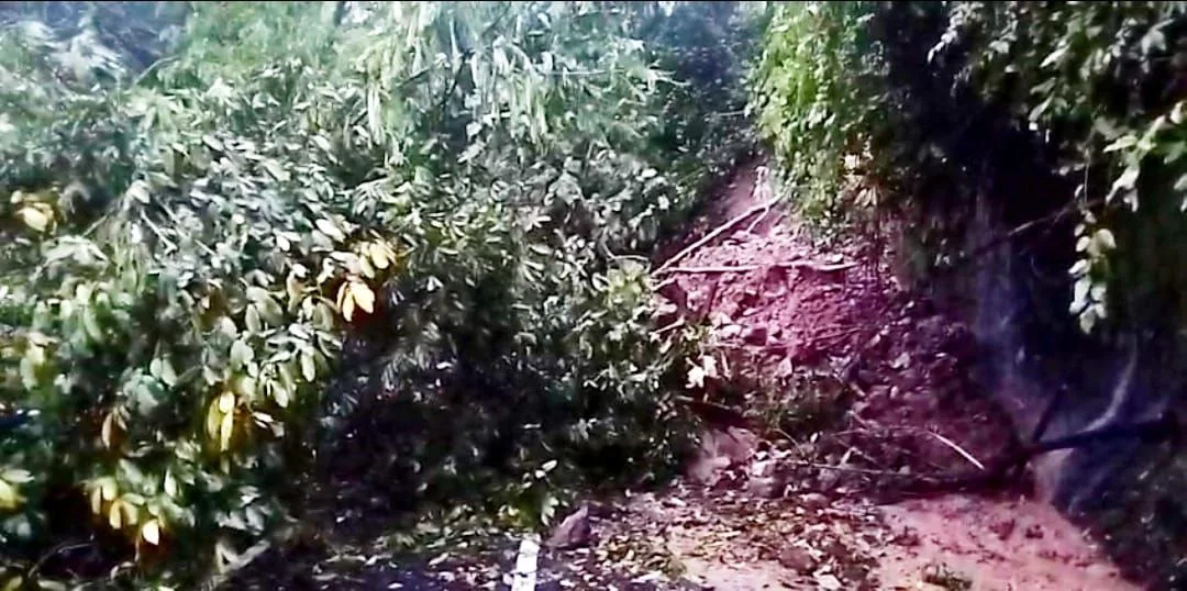 Akses utama yang menghubungkan Cianjur dan Sindangbarang terputus total akibat longsor