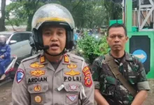Kasatlantas Polres Cianjur, AKP M. Hardian Andrianto, didampingi anggota TNI, memberikan keterangan di lokasi kejadian pohon tumbang di Jalan Raya Bandung.