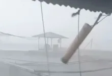 Momen menegangkan hujan deras disertai angin kencang melanda Wisata Cirata Jangari, Cianjur, Rabu (22/10/2025).