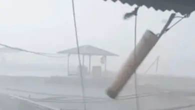 Momen menegangkan hujan deras disertai angin kencang melanda Wisata Cirata Jangari, Cianjur, Rabu (22/10/2025).