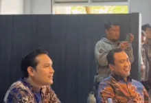Bupati Cianjur, dr. Wahyu, bersama Kepala Diskominfo, Rachmat Hartono, saat acara soft launching Call Center 112. Sinergi untuk pelayanan darurat Cianjur yang lebih responsif.