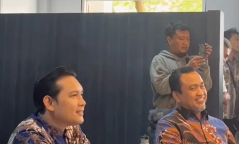 Bupati Cianjur, dr. Wahyu, bersama Kepala Diskominfo, Rachmat Hartono, saat acara soft launching Call Center 112. Sinergi untuk pelayanan darurat Cianjur yang lebih responsif.