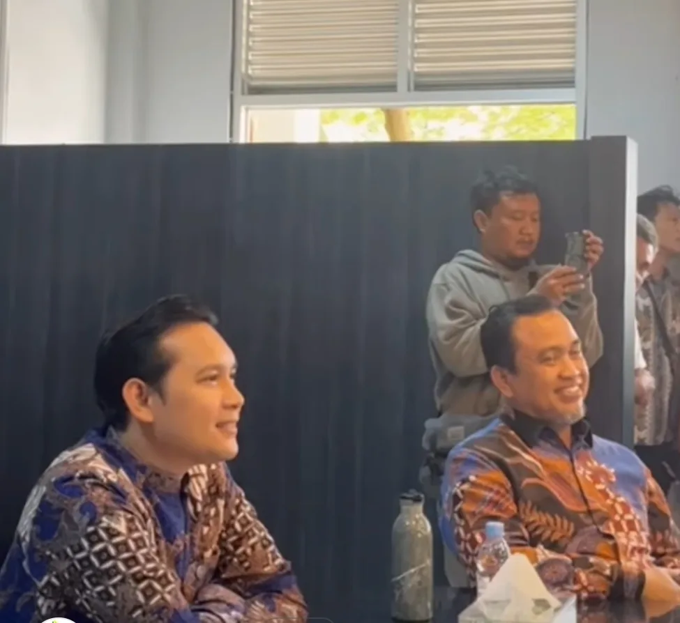 Bupati Cianjur, dr. Wahyu, bersama Kepala Diskominfo, Rachmat Hartono, saat acara soft launching Call Center 112. Sinergi untuk pelayanan darurat Cianjur yang lebih responsif.
