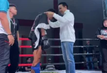 Bupati Cianjur, Mohammad Wahyu Ferdian, mengalungkan medali kepada salah seorang atlet