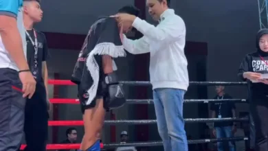 Bupati Cianjur, Mohammad Wahyu Ferdian, mengalungkan medali kepada salah seorang atlet