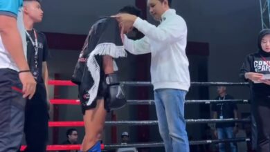 Bupati Cianjur, Mohammad Wahyu Ferdian, mengalungkan medali kepada salah seorang atlet