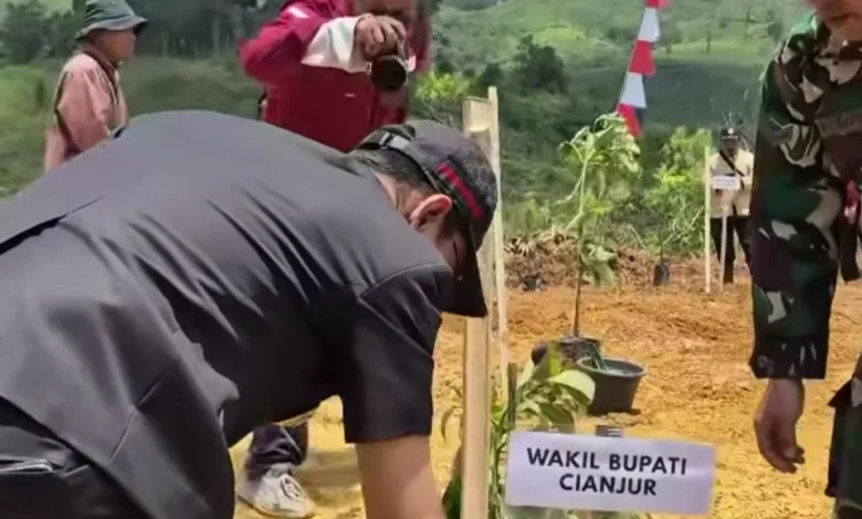 PENANAMAN SIMBOLIS: Wakil Bupati Cianjur, Abi Ramzi, melakukan penanaman pohon saat menghadiri acara pembukaan TNI Manunggal Membangun Desa (TMMD) ke-126