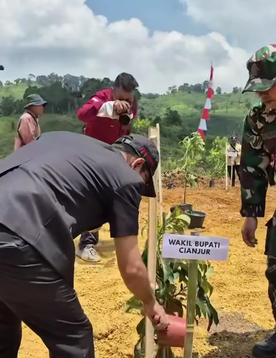 PENANAMAN SIMBOLIS: Wakil Bupati Cianjur, Abi Ramzi, melakukan penanaman pohon saat menghadiri acara pembukaan TNI Manunggal Membangun Desa (TMMD) ke-126