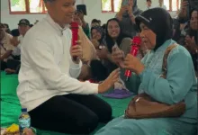 Suasana akrab dalam Program Rembug Warga di Desa Kalapanunggal, Cikadu. Bupati Cianjur, dr. Wahyu, berdialog langsung dengan warga untuk menyerap aspirasi, sekaligus mendekatkan pelayanan publik seperti kesehatan dan administrasi kependudukan.