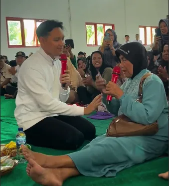 Suasana akrab dalam Program Rembug Warga di Desa Kalapanunggal, Cikadu. Bupati Cianjur, dr. Wahyu, berdialog langsung dengan warga untuk menyerap aspirasi, sekaligus mendekatkan pelayanan publik seperti kesehatan dan administrasi kependudukan.