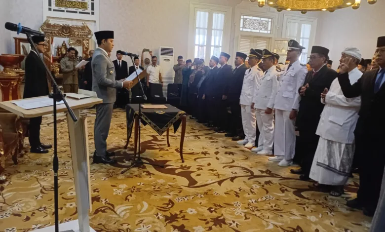 Suasana khidmat saat Bupati Cianjur dr. M Wahyu Ferdian memimpin pengambilan sumpah 58 pejabat struktural di Pendopo Cianjur, Jumat (3/10/2025).
