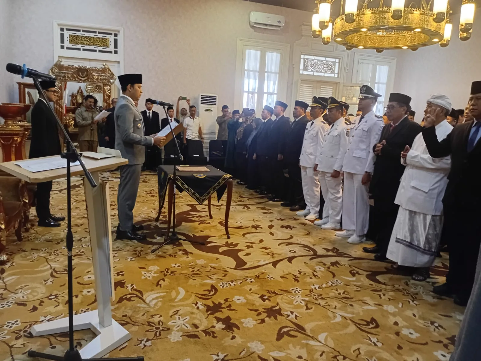 Suasana khidmat saat Bupati Cianjur dr. M Wahyu Ferdian memimpin pengambilan sumpah 58 pejabat struktural di Pendopo Cianjur, Jumat (3/10/2025).
