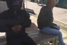 Potret dua pria yang diduga sebagai pelaku penipuan di Sukanagara. Keduanya terlihat mengenakan pakaian gelap dengan wajah tertutup