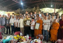 Suasana penyerahan penghargaan Rekor MURI kepada Ketua FKUB Kabupaten Cianjur, KH M. Choirul Anam MZD, dalam rangkaian Kirab Budaya Nusantara Lintas Iman. Anggota DPR RI Isfhan Taufik Munggaran turut mengapresiasi pencapaian ini.