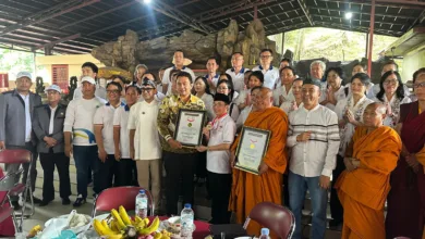 Suasana penyerahan penghargaan Rekor MURI kepada Ketua FKUB Kabupaten Cianjur, KH M. Choirul Anam MZD, dalam rangkaian Kirab Budaya Nusantara Lintas Iman. Anggota DPR RI Isfhan Taufik Munggaran turut mengapresiasi pencapaian ini.