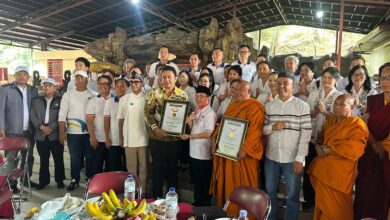 Suasana penyerahan penghargaan Rekor MURI kepada Ketua FKUB Kabupaten Cianjur, KH M. Choirul Anam MZD, dalam rangkaian Kirab Budaya Nusantara Lintas Iman. Anggota DPR RI Isfhan Taufik Munggaran turut mengapresiasi pencapaian ini.
