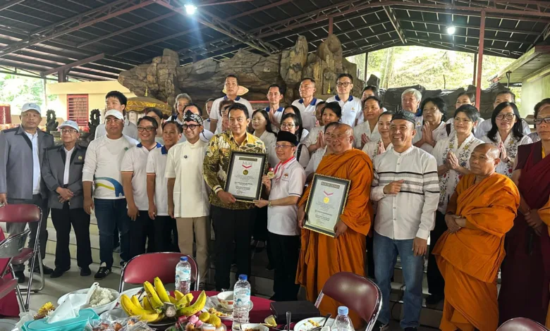 Suasana penyerahan penghargaan Rekor MURI kepada Ketua FKUB Kabupaten Cianjur, KH M. Choirul Anam MZD, dalam rangkaian Kirab Budaya Nusantara Lintas Iman. Anggota DPR RI Isfhan Taufik Munggaran turut mengapresiasi pencapaian ini.