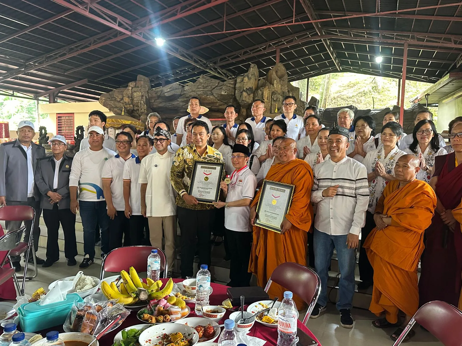 Suasana penyerahan penghargaan Rekor MURI kepada Ketua FKUB Kabupaten Cianjur, KH M. Choirul Anam MZD, dalam rangkaian Kirab Budaya Nusantara Lintas Iman. Anggota DPR RI Isfhan Taufik Munggaran turut mengapresiasi pencapaian ini.