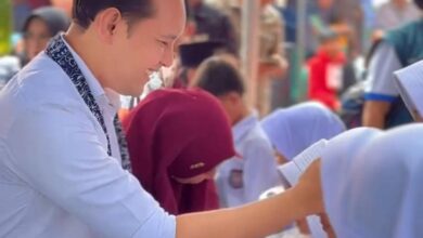 Tatap Muka dan Berbagi. Momen saat Dr. Mohammad Wahyu secara simbolis memberikan dukungan kepada pelajar di Kecamatan Cibeber, menandai kepedulian terhadap sektor pendidikan di akar rumput.