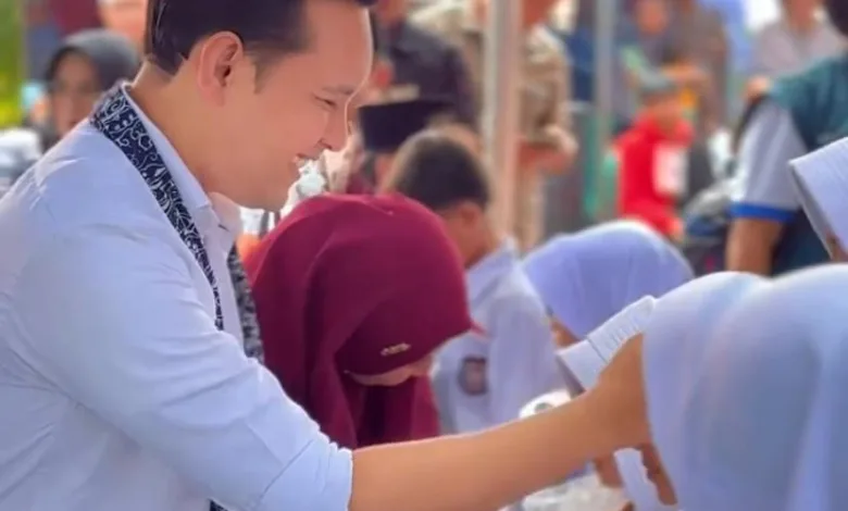 Tatap Muka dan Berbagi. Momen saat Dr. Mohammad Wahyu secara simbolis memberikan dukungan kepada pelajar di Kecamatan Cibeber, menandai kepedulian terhadap sektor pendidikan di akar rumput.