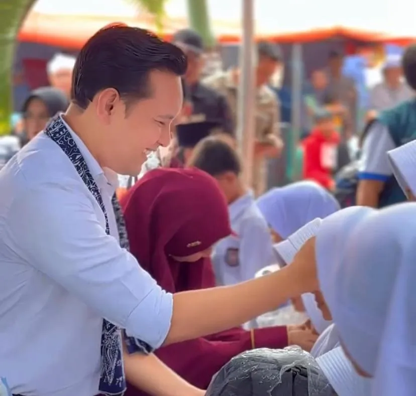 Tatap Muka dan Berbagi. Momen saat Dr. Mohammad Wahyu secara simbolis memberikan dukungan kepada pelajar di Kecamatan Cibeber, menandai kepedulian terhadap sektor pendidikan di akar rumput.