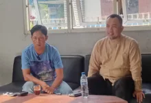 Ketua PWI Cianjur, Moch Ikhsan (kiri) berbincang dengan Kepala Diskominfo Kabupaten Cianjur, Rahmat Hartono (kanan) mengenai optimalisasi layanan darurat 112 dalam kegiatan Coffee Morning di Sekretariat PWI Cianjur, Jumat (28/11/2025).