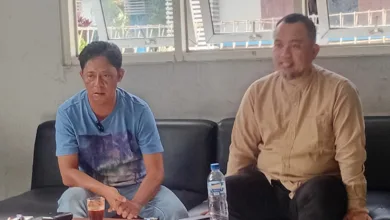Ketua PWI Cianjur, Moch Ikhsan (kiri) berbincang dengan Kepala Diskominfo Kabupaten Cianjur, Rahmat Hartono (kanan) mengenai optimalisasi layanan darurat 112 dalam kegiatan Coffee Morning di Sekretariat PWI Cianjur, Jumat (28/11/2025).