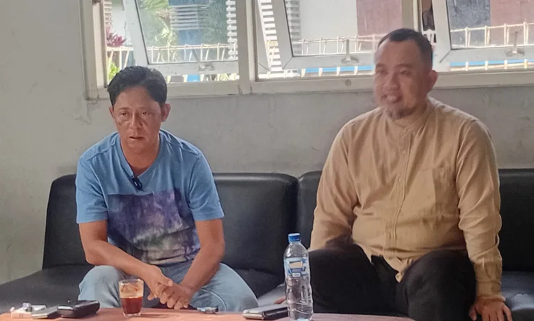 Ketua PWI Cianjur, Moch Ikhsan (kiri) berbincang dengan Kepala Diskominfo Kabupaten Cianjur, Rahmat Hartono (kanan) mengenai optimalisasi layanan darurat 112 dalam kegiatan Coffee Morning di Sekretariat PWI Cianjur, Jumat (28/11/2025).