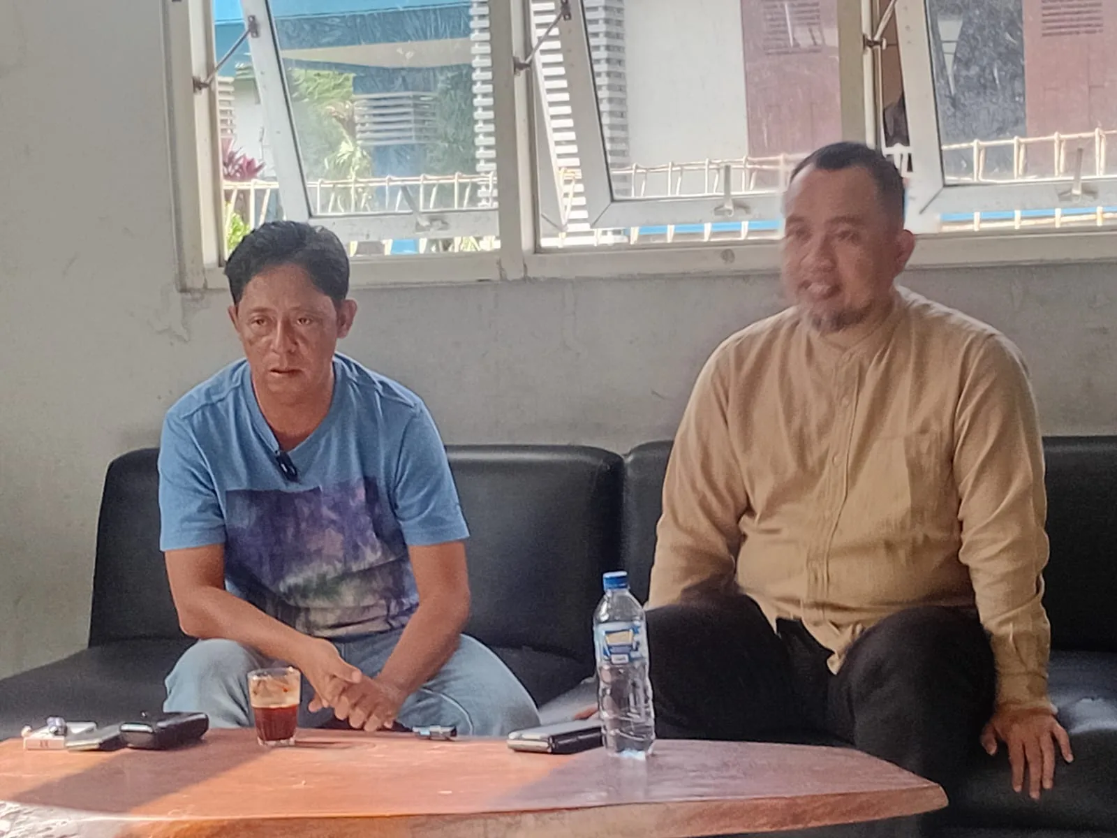 Ketua PWI Cianjur, Moch Ikhsan (kiri) berbincang dengan Kepala Diskominfo Kabupaten Cianjur, Rahmat Hartono (kanan) mengenai optimalisasi layanan darurat 112 dalam kegiatan Coffee Morning di Sekretariat PWI Cianjur, Jumat (28/11/2025).