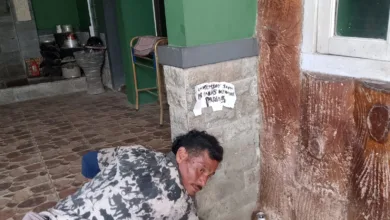 LANTAI PANAS: M. Sadad (55), pemilik rumah di Kampung Cijedil, Cugenang, menunjukkan titik di teras rumahnya yang mengeluarkan hawa panas, Minggu (16/11/2025). Fenomena ini kini dalam tahap penyelidikan geologi.