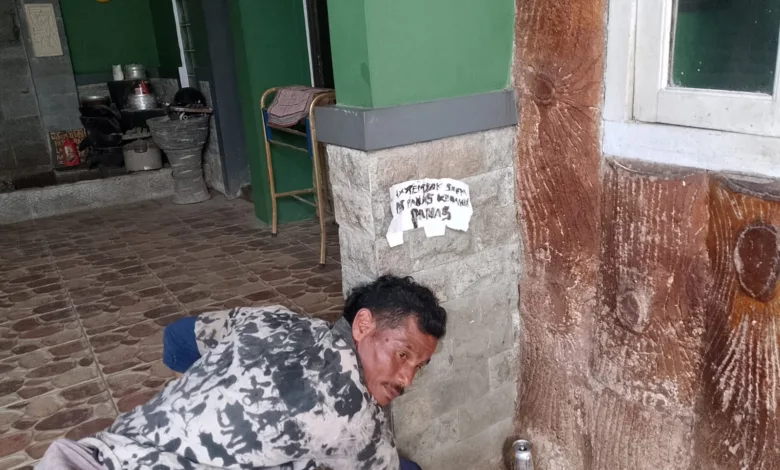 LANTAI PANAS: M. Sadad (55), pemilik rumah di Kampung Cijedil, Cugenang, menunjukkan titik di teras rumahnya yang mengeluarkan hawa panas, Minggu (16/11/2025). Fenomena ini kini dalam tahap penyelidikan geologi.