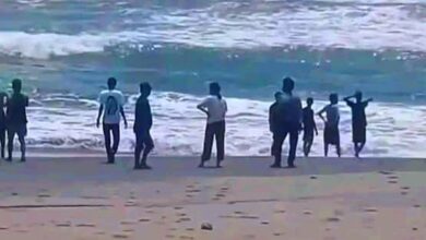 Pencarian Korban. Warga dan rekan korban memandangi laut di Pantai Jayanti, Cianjur Selatan, saat proses pencarian remaja yang hilang terseret ombak pada Minggu (30/11/2025).