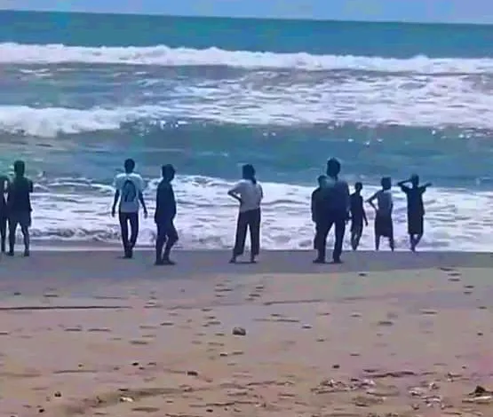 Pencarian Korban. Warga dan rekan korban memandangi laut di Pantai Jayanti, Cianjur Selatan, saat proses pencarian remaja yang hilang terseret ombak pada Minggu (30/11/2025).