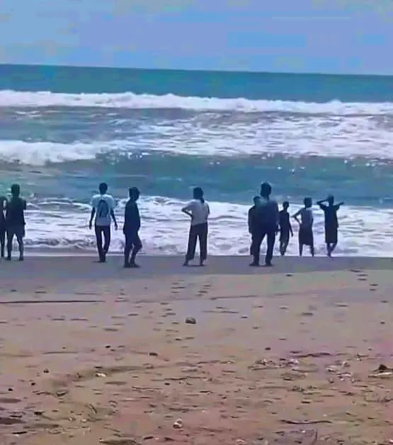 Pencarian Korban. Warga dan rekan korban memandangi laut di Pantai Jayanti, Cianjur Selatan, saat proses pencarian remaja yang hilang terseret ombak pada Minggu (30/11/2025).