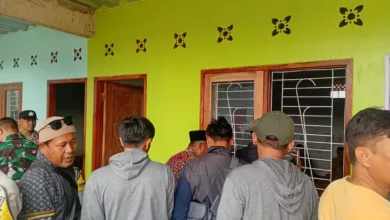 Warga Desa Benjot mendatangi kantor desa, Kamis (13/11/2025), untuk mempertanyakan transparansi penggunaan dana BUMDes dan program pembangunan (RKPDes). (Foto: Fauzi/Cianjurupdate)