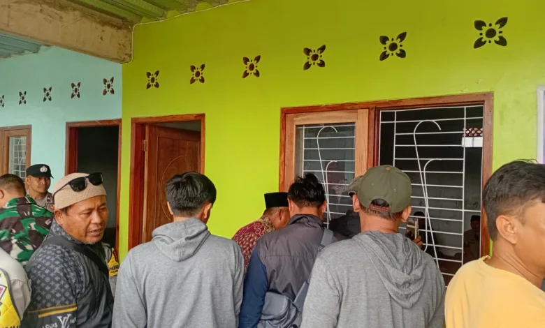Warga Desa Benjot mendatangi kantor desa, Kamis (13/11/2025), untuk mempertanyakan transparansi penggunaan dana BUMDes dan program pembangunan (RKPDes). (Foto: Fauzi/Cianjurupdate)