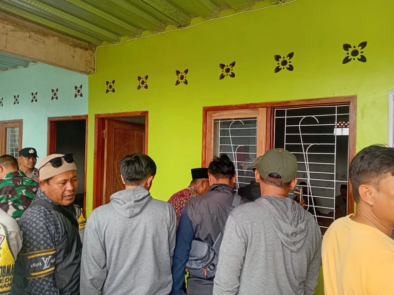 Warga Desa Benjot mendatangi kantor desa, Kamis (13/11/2025), untuk mempertanyakan transparansi penggunaan dana BUMDes dan program pembangunan (RKPDes). (Foto: Fauzi/Cianjurupdate)