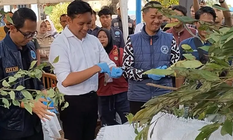 Kepala BNN Kabupaten Cianjur bersama perwakilan unsur TNI, Polri, dan Bupati Cianjur Mohammad Wahyu Ferdian. (foto: Istimewa)