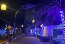 Pemasangan lampu hias baru di kawasan Bomero Citywalk, Cianjur, menciptakan suasana malam yang lebih hidup dan nyaman. Langkah penataan ini mendapat sambutan positif dari warga.