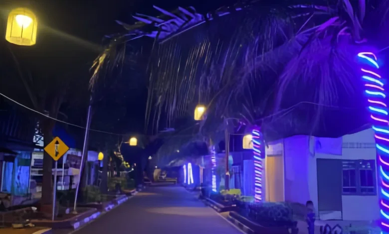 Pemasangan lampu hias baru di kawasan Bomero Citywalk, Cianjur, menciptakan suasana malam yang lebih hidup dan nyaman. Langkah penataan ini mendapat sambutan positif dari warga.