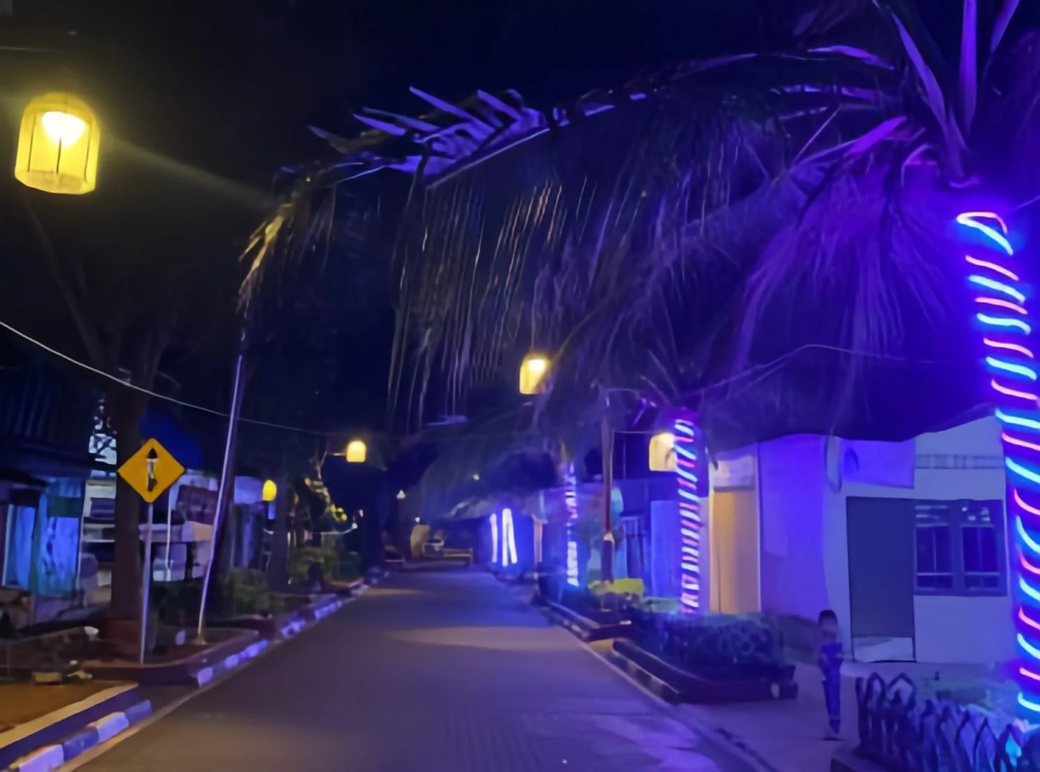 Pemasangan lampu hias baru di kawasan Bomero Citywalk, Cianjur, menciptakan suasana malam yang lebih hidup dan nyaman. Langkah penataan ini mendapat sambutan positif dari warga.