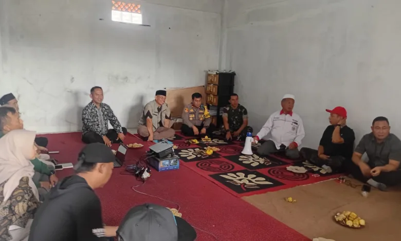 Suasana audiensi warga Desa Benjot bersama aparat desa dan Forkopimcam Cugenang, yang mengungkap penggunaan dana BUMDes untuk investasi saham, Kamis (13/11/2025).