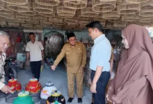 TINJAU KERAJINAN WARGA: Bupati Cianjur, Dr. Muhammad Wahyu Ferdian, berdialog dengan pengrajin di sentra sangkar burung Sindangasih yang telah berproduksi sejak 1980. (Foto: Fauzi/Cianjurupdate)
