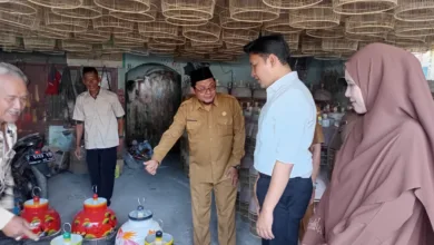 TINJAU KERAJINAN WARGA: Bupati Cianjur, Dr. Muhammad Wahyu Ferdian, berdialog dengan pengrajin di sentra sangkar burung Sindangasih yang telah berproduksi sejak 1980. (Foto: Fauzi/Cianjurupdate)