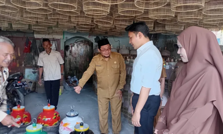 TINJAU KERAJINAN WARGA: Bupati Cianjur, Dr. Muhammad Wahyu Ferdian, berdialog dengan pengrajin di sentra sangkar burung Sindangasih yang telah berproduksi sejak 1980. (Foto: Fauzi/Cianjurupdate)