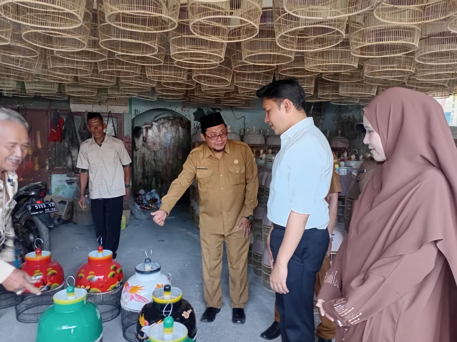 TINJAU KERAJINAN WARGA: Bupati Cianjur, Dr. Muhammad Wahyu Ferdian, berdialog dengan pengrajin di sentra sangkar burung Sindangasih yang telah berproduksi sejak 1980. (Foto: Fauzi/Cianjurupdate)