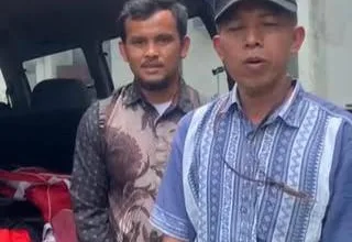 Perwakilan Pemerintah Kecamatan Pacet dan Desa Ciputri saat menerima bantuan logistik dari Dinas Sosial Kabupaten Cianjur untuk disalurkan kepada dua Kepala Keluarga (KK) terdampak musibah kebakaran di Desa Ciputri.