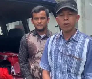 Perwakilan Pemerintah Kecamatan Pacet dan Desa Ciputri saat menerima bantuan logistik dari Dinas Sosial Kabupaten Cianjur untuk disalurkan kepada dua Kepala Keluarga (KK) terdampak musibah kebakaran di Desa Ciputri.