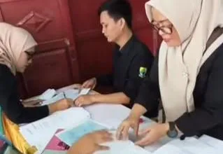 DEKATKAN LAYANAN. Petugas pelayanan Disdukcapil Kabupaten Cianjur tengah memverifikasi berkas administrasi kependudukan warga.